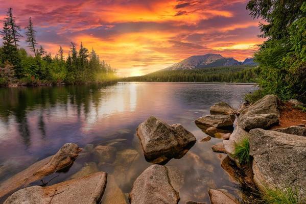 13951373 paysage naturel impressionnant belle scene avec des sommets de hautes tatras des pierres dans un lac de montagne une eau de lac calme une reflexion un ciel colore au couch
