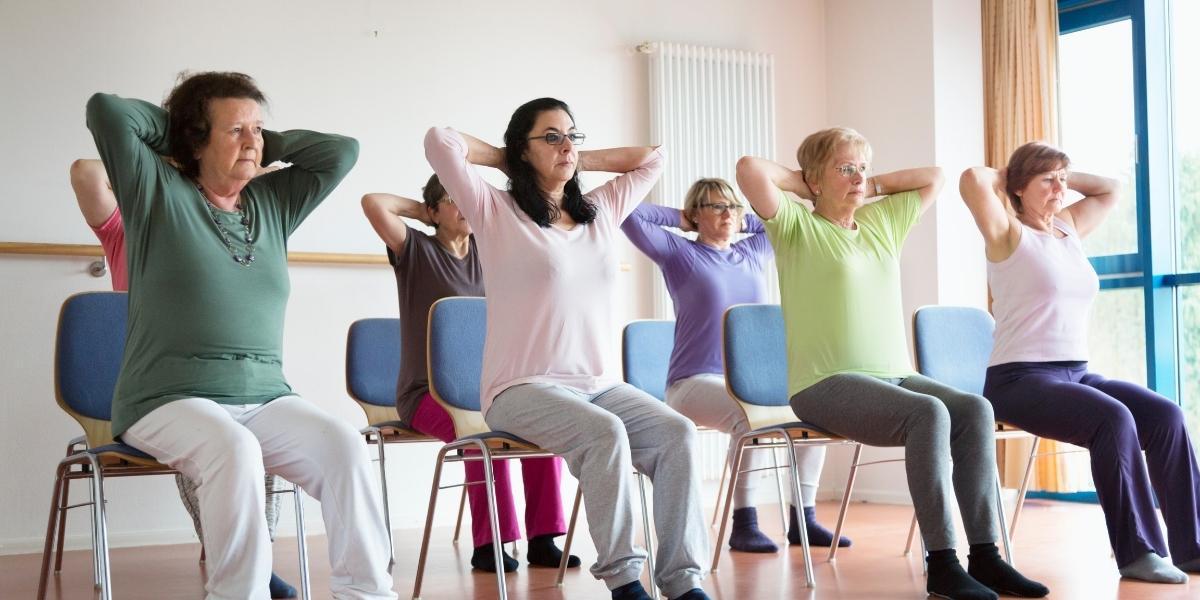 Gymnastique sur chaise pour seniors